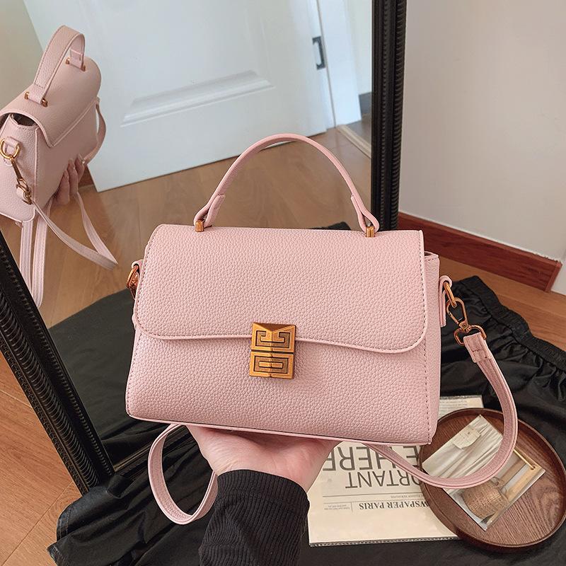 

Super fire small bag women s 2025 new spring and summer niche design fashion messenger bag Korean version portable small square bag розовый