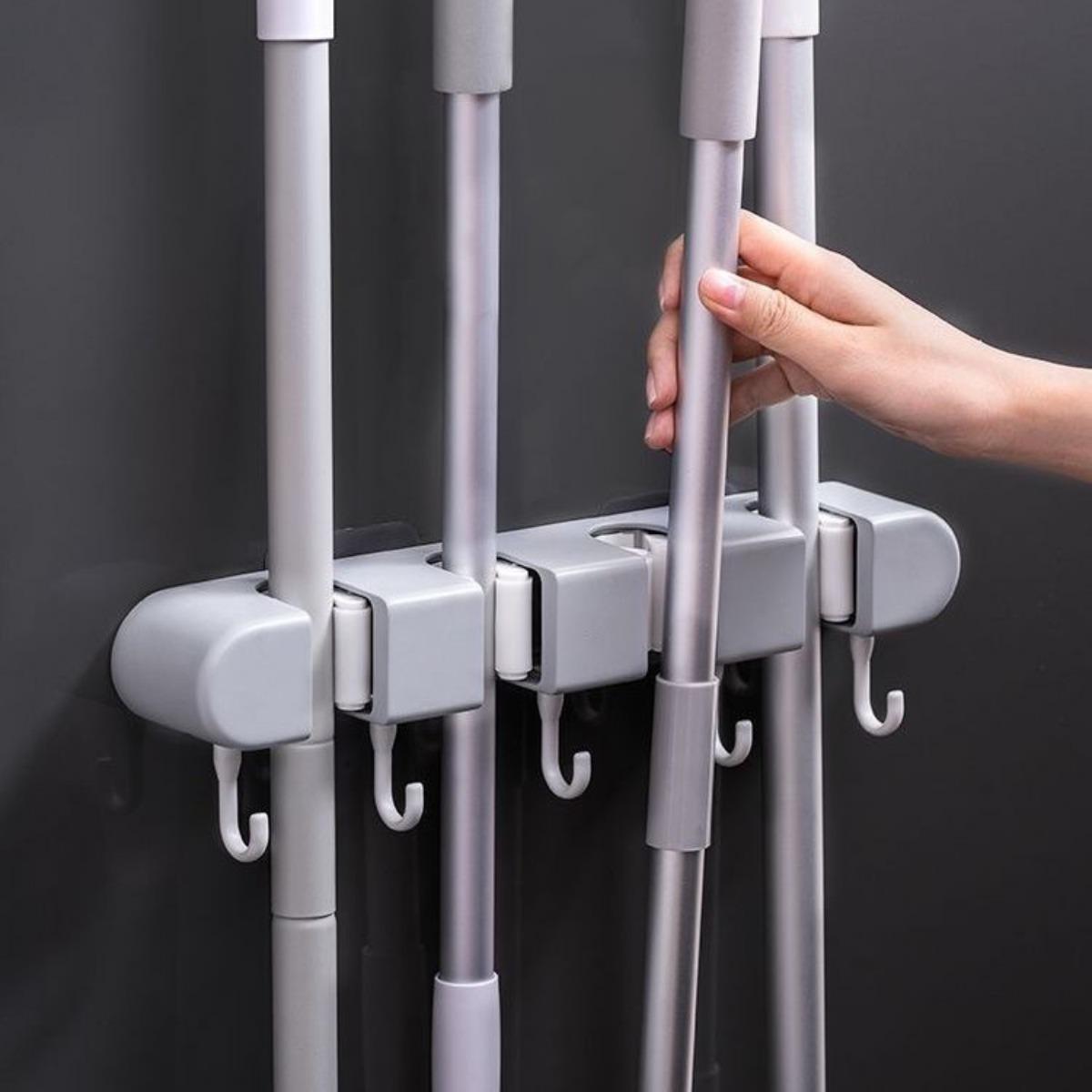 

Настенная стойка для швабры и метлы | Клейкий органайзер для хранения без сверления для ванной комнаты | Тяжелый пластик с гибким силиконовым зажимом | Инструменты для уборки дома серый
