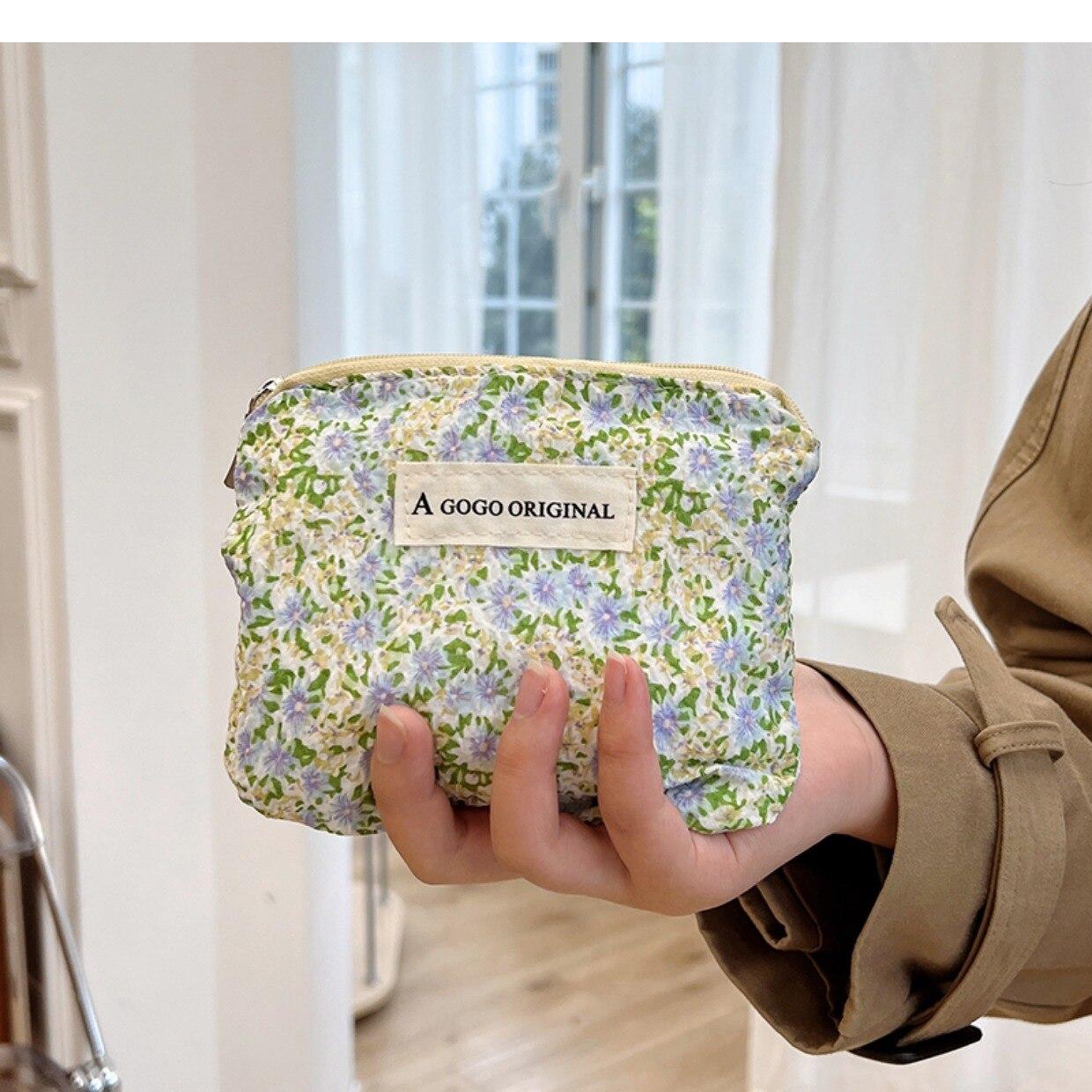 

Новая косметичка со свежим цветочным принтом, косметичка, кошелек, держатель для помады, портативная маленькая квадратная сумка, органайзер для гигиенических салфеток 15x13cm