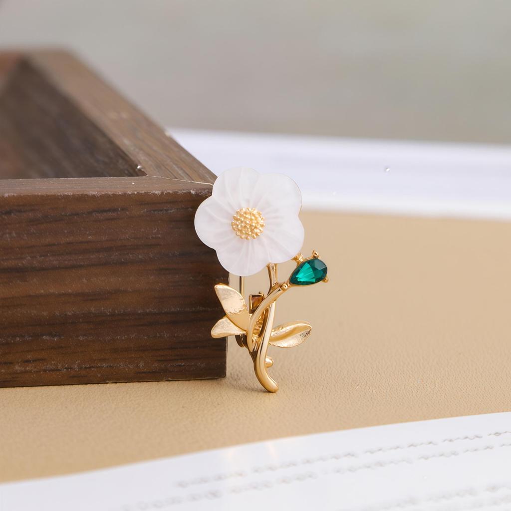 Japanese Korean Style Floral Brooch: Artistic, High-Grade, Retro Corsage Pin