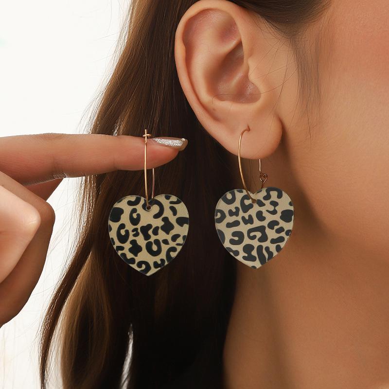European & American Valentine s Day Heart-Shaped Leopard Print Earrings золотой