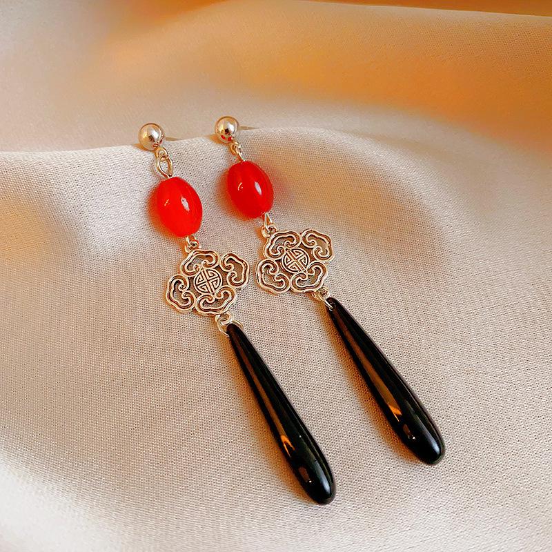 

Винтажные серьги-кисточки из серебряной иглы: Элегантный дизайн в виде капли воды с ретро-литературным оттенком