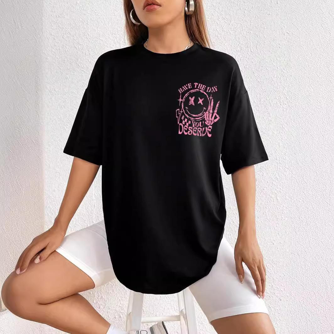 Простая женская футболка с принтом в виде букв — фото 4