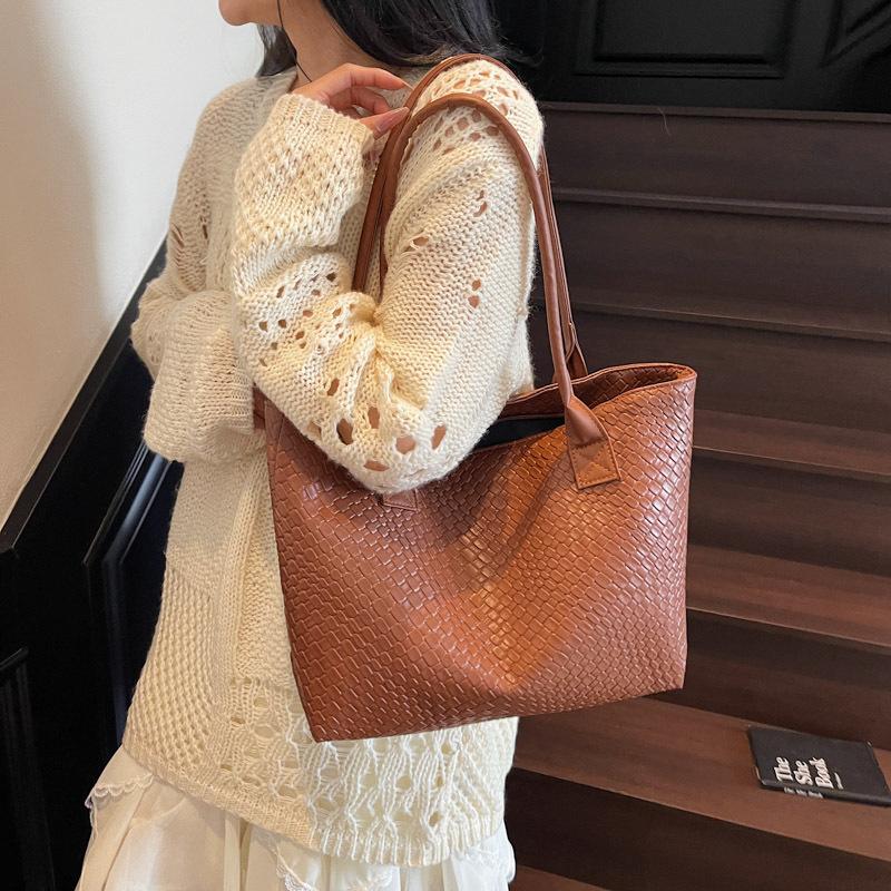 Large Capacity Woven Pattern Indentation Tote Bag Women's 2025 Summer New Fashion Texture Versatile Shoulder Handbag Women