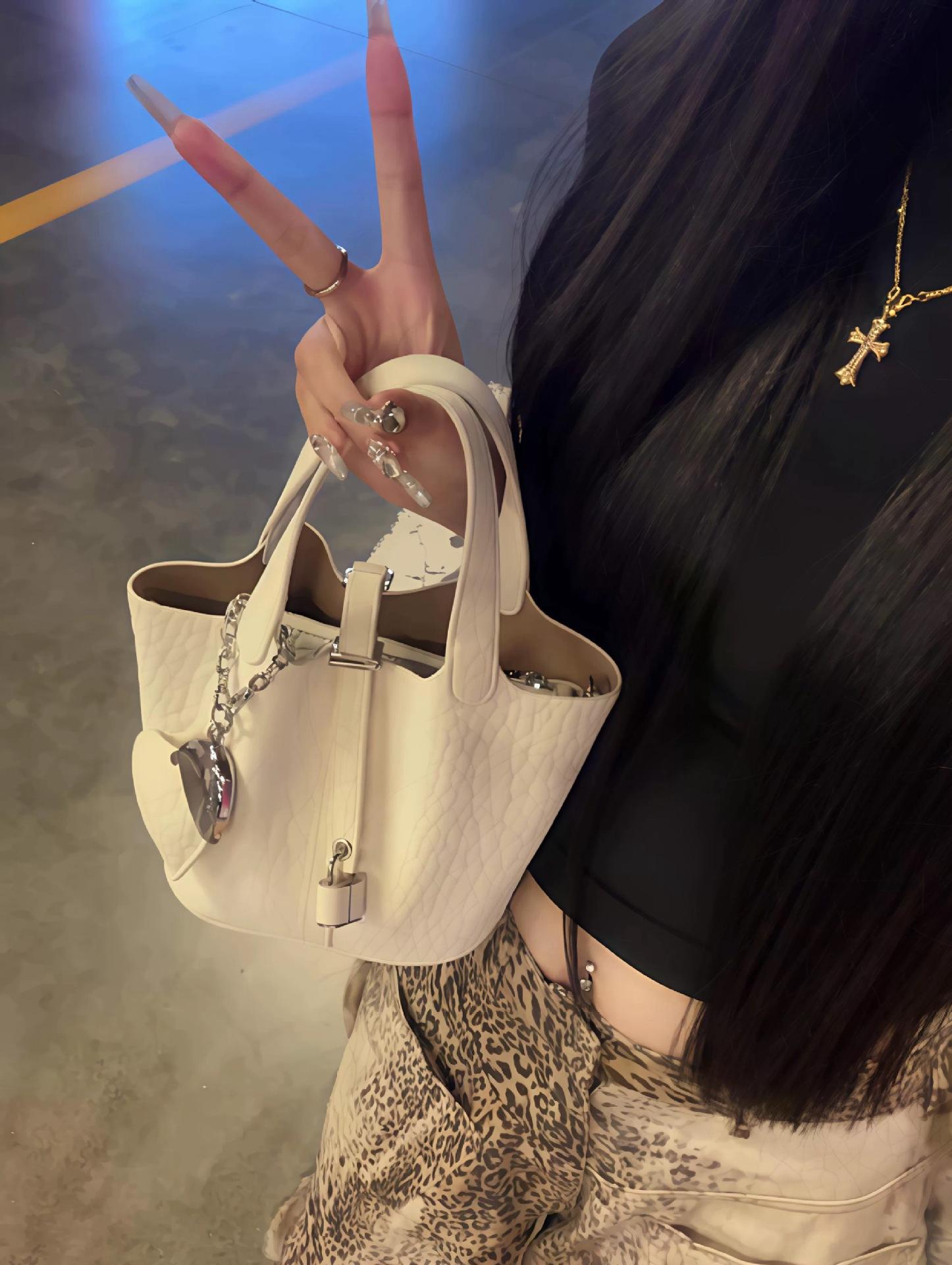 

Niche Design Vegetable Basket Bag Women S Large-Capacity Commuter Tote Bag Shoulder Bag Bucket Bag