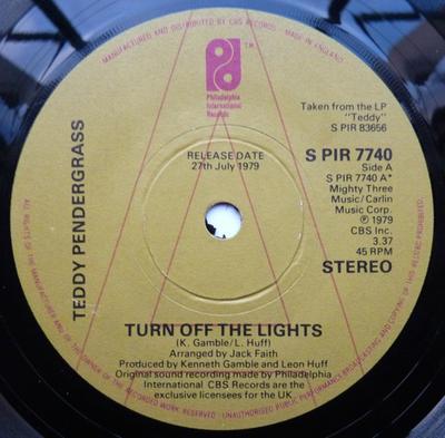 7inch Record TEDDY PENDERGRASS - Turn Off The Lights SPIR7740PROMO Philadelphia In 1979 UK Soul/Funk Used