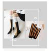 Trendy Damensocken mit knielangen Hühnerfüßen. Lustige personalisierte Hühnerfüße. Geburtstagsgeschenke. Sportsocken