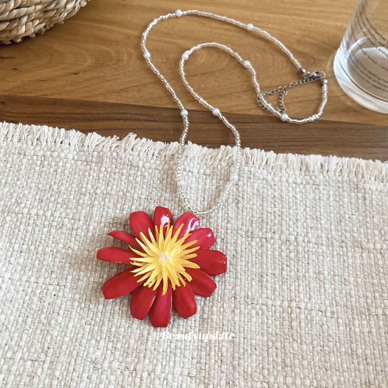 Dopamine color daisy pearl necklace seaside vacation summer collarbone chain sweet simple versatile sweater chain women