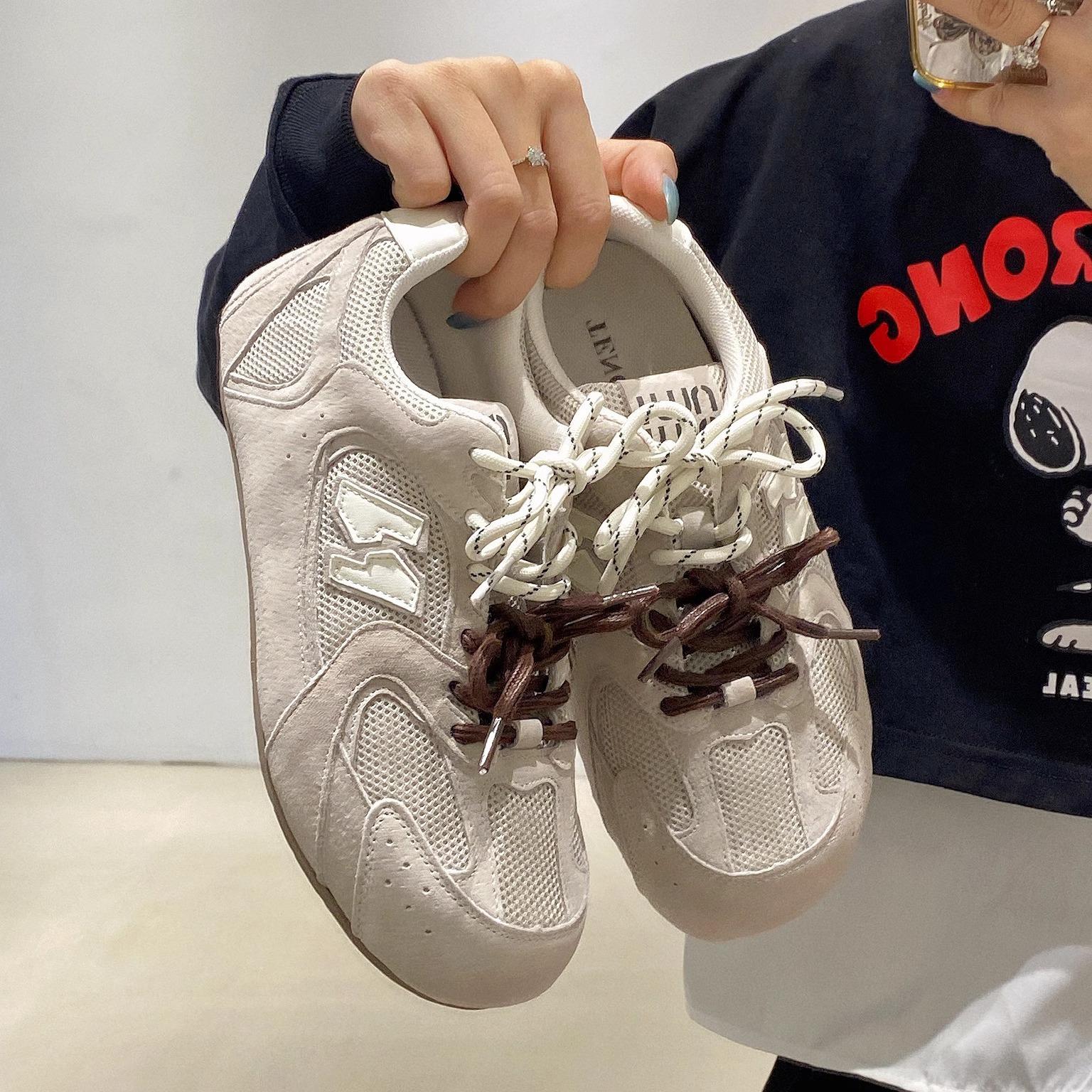 

2025 новая пара шнурков мягкая подошва немецкие кроссовки женские кожаные с дышащей сеткой повседневная спортивная обувь женская обувь модная обувь женская 40