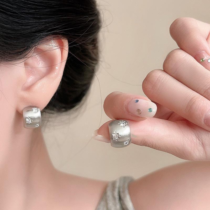 

Metal Brushed Matte Diamond Curved Stud Earrings - Fashionable, Versatile, and Elegant for Women срібний