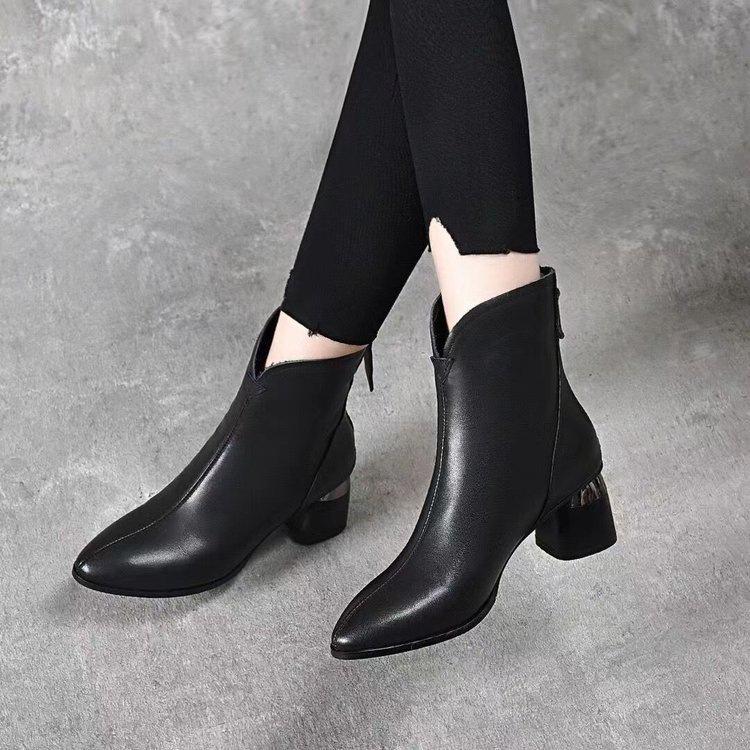 Short boots, foreign gas single boots, women's 2025 autumn and winter new pointed thick heel medium tube boots, medium heel velvet warm women's leat