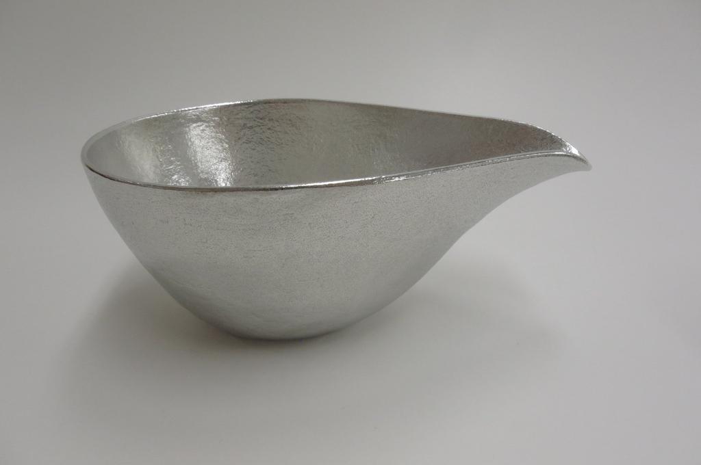 Nousaku Katakuchi (Large) and Sake Cup Set, in a special presentation box, made of 100% pure tin. A perfect gift.