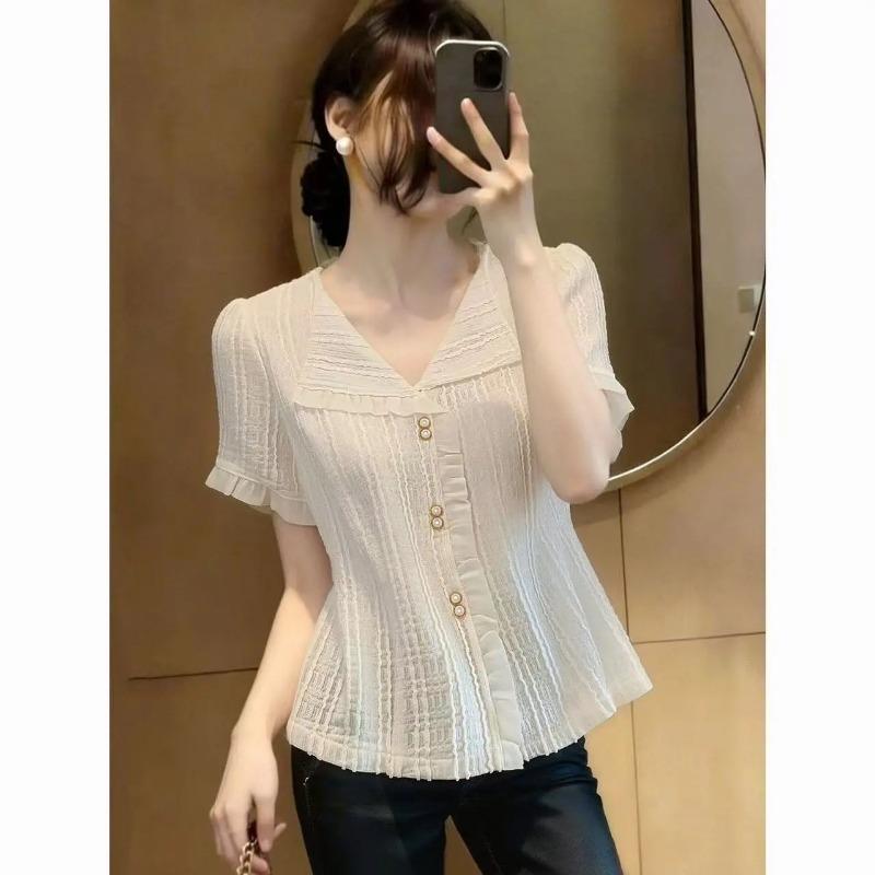 Women s White Textured V-Neck Ruffle Trim Short Sleeve Blouse M