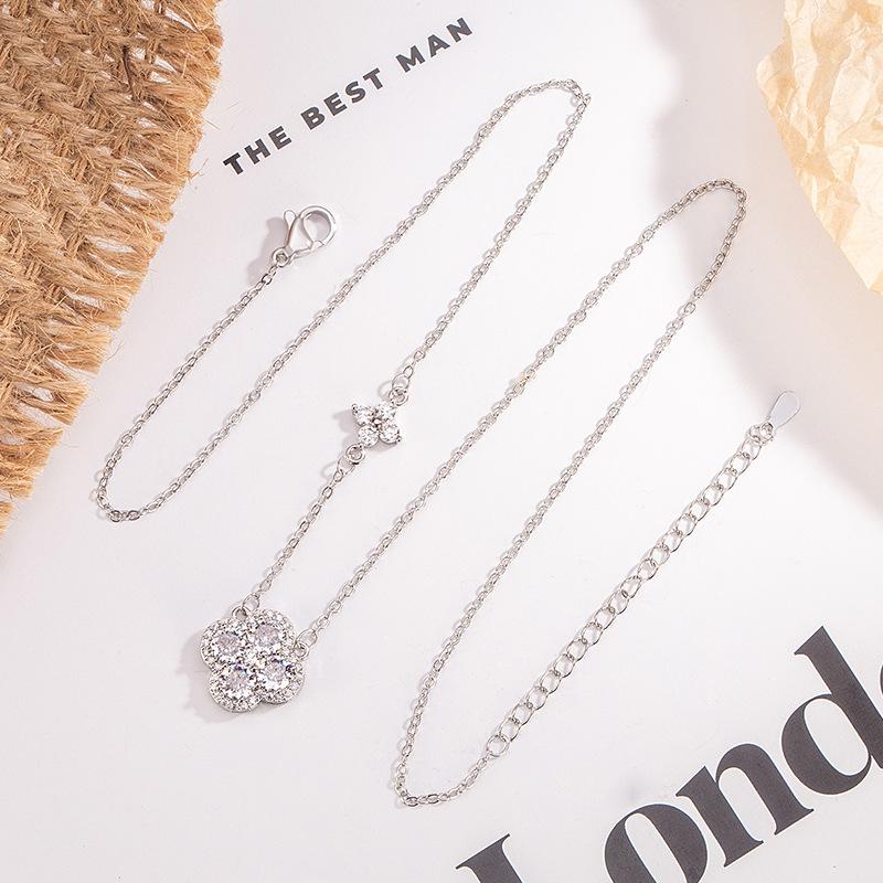 Lucky Four-leaf Clover Necklace for Women A Luxurious and Sophisticated Floral Clavicle Chain A Perfect Gift for Women