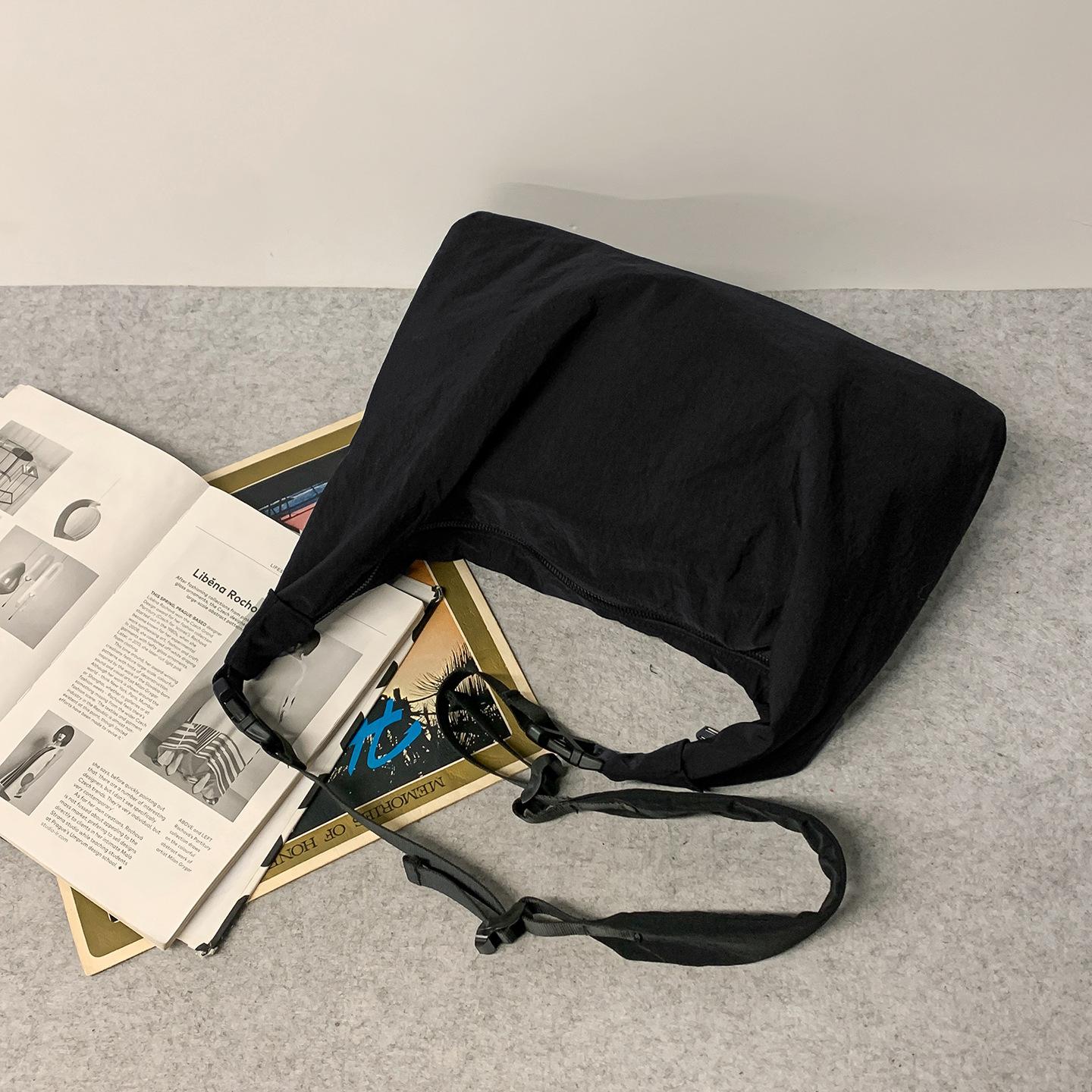 

Solid color dumpling bag girls sports and leisure messenger bag trendy brand loose shoulder bag lazy wind mail carrier bag men чорний