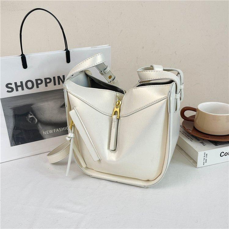 2025 autumn and winter new fashion high sense casual simple trendy women's bag texture niche versatile messenger bag handbag
