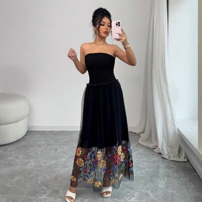 The Summer Sexy Women's Floral Embroidery Strapless Dress Is Casual and Simple