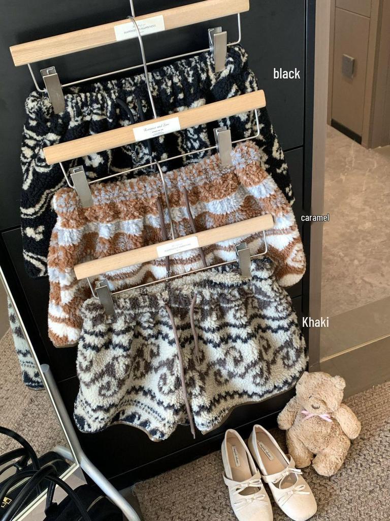 Women's High-Waisted Casual Caramel Lamb Wool Shorts - Winter Loose Fit Fair Isle Pattern