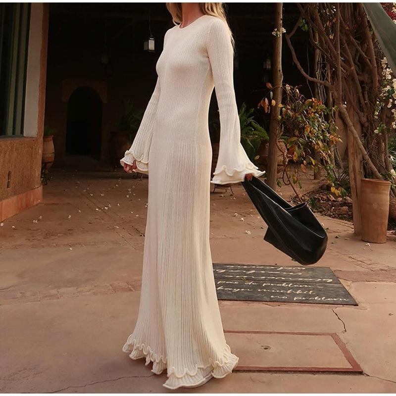 Elegantní pletené dlouhé šaty s vroubkovaným výstřihem a dlouhým rukávem Dámské dlouhé kudrnaté šaty úzkého střihu s vysokým pasem