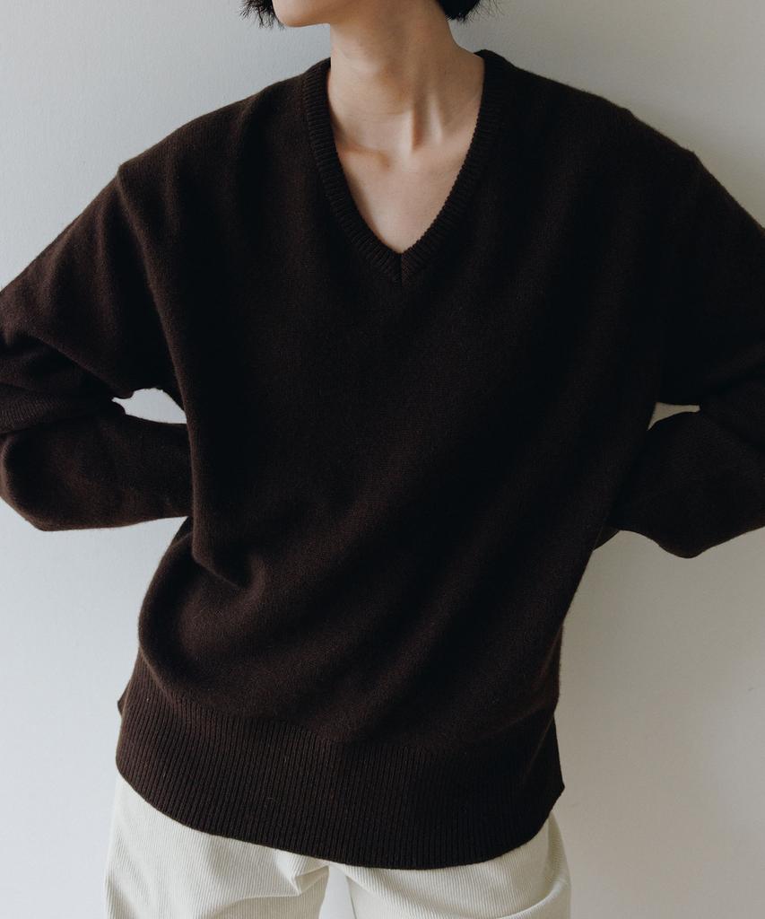 Beullaengkeulumumeon Over V-Neck Knit_Brown