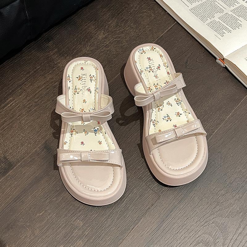 

Фея стиль с юбкой женские тапочки на танкетке летние французские увеличивающие рост бант с открытым носком толстая подошва однословные крутые тапочки 35