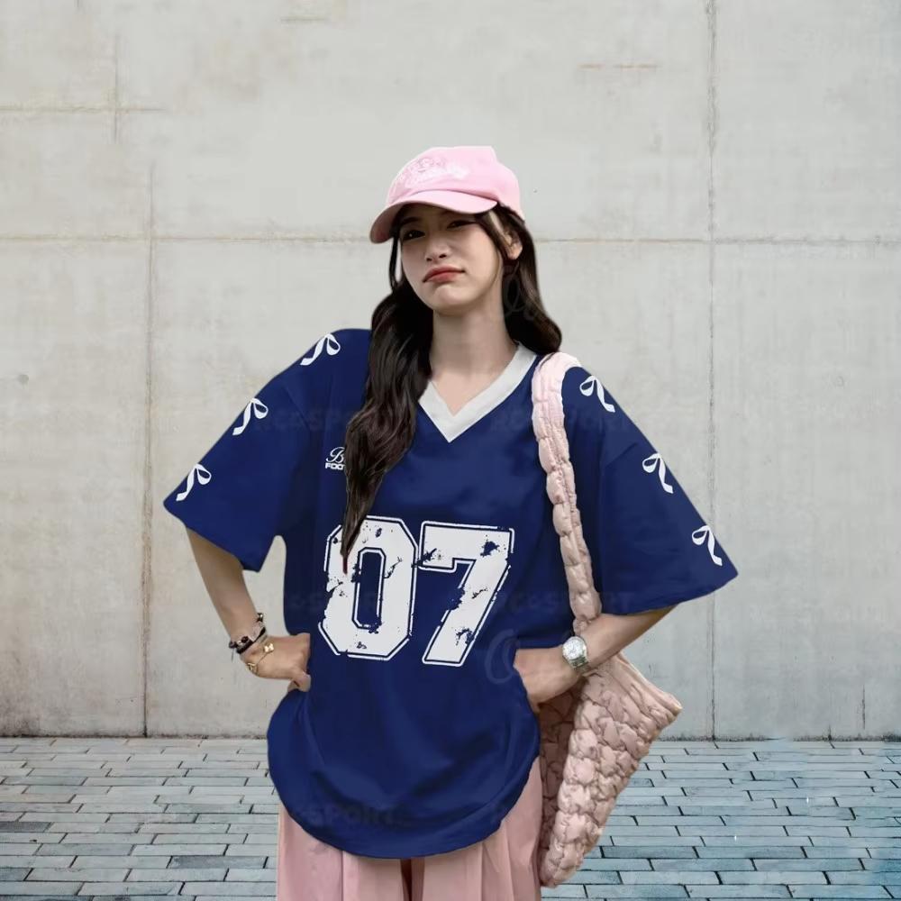 Ny dame størrelse 7 trykket V-hals kort ermet sommer fotballfan uniform, løs avslappet sport dame T-skjorte