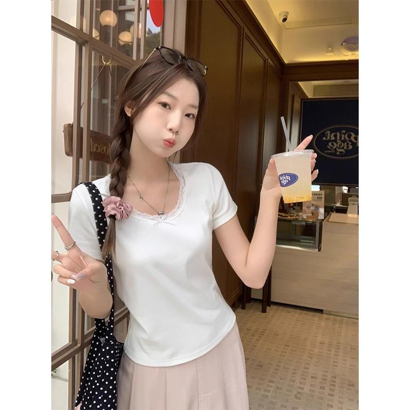 Damen T-Shirt mit U-Ausschnitt, Spitze und kurzen Ärmeln, Kollektion Sommer 2025