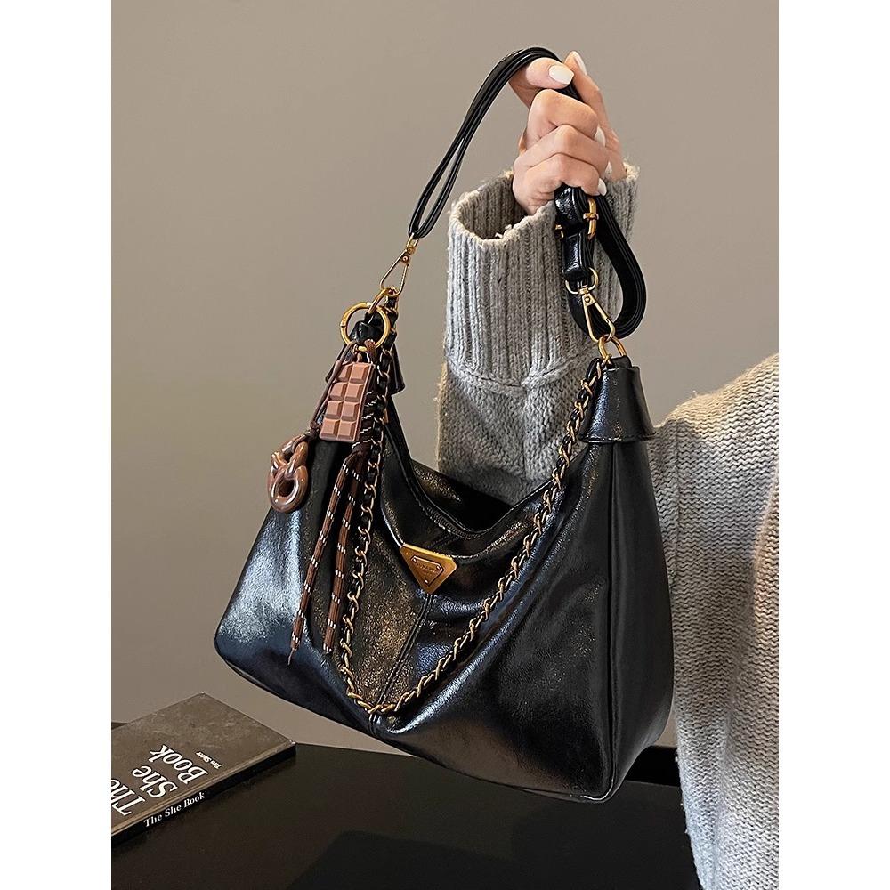 Simple casual dumpling bag women's winter new commuting large-capacity shoulder bag 2025 premium messenger bag