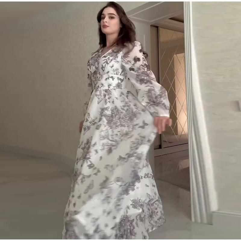 

Женское платье с принтом, длинным подолом, V-образным вырезом и нерегулярным дизайном бретелей. Повседневное, с акцентом на талии. Универсальное и элегантное женское платье для повседневной носки. S