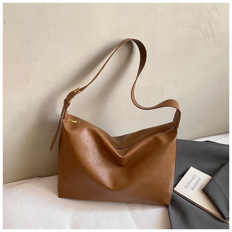 

Популярная в этом году модная корейская версия ретро сумка-мессенджер на плечо для通勤 для женщин 2025 осень универсальная сумка-тоут большой вместимости коричневый