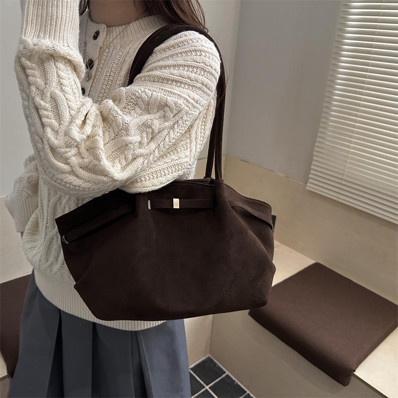 Women's Suede Pleated Tote Bag - Large Capacity, Retro Korean Style Shoulder Handbag for Autumn/Winter 2025