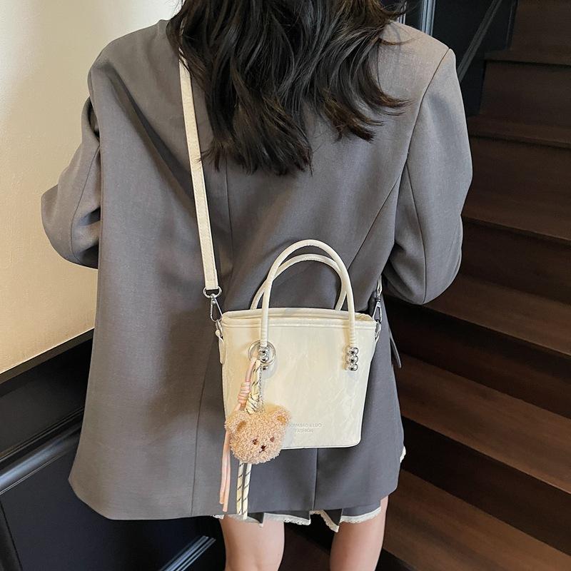 Solid color casual sweet bucket bag women's new solid color fashionable trendy messenger bag commuter simple handbag