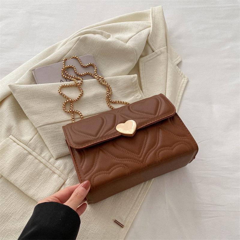 

Женская маленькая сумка в иностранном стиле с надписью love Женская весна 2025 новая универсальная сумка-мессенджер на плечо в стиле ins, маленькая квадратная сумка на цепочке коричневый