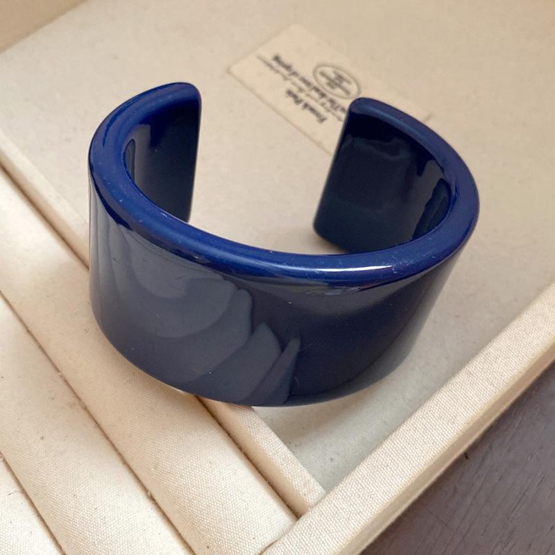 Unique Retro Resin Bracelet: Personalized Fashion Jewelry for Women