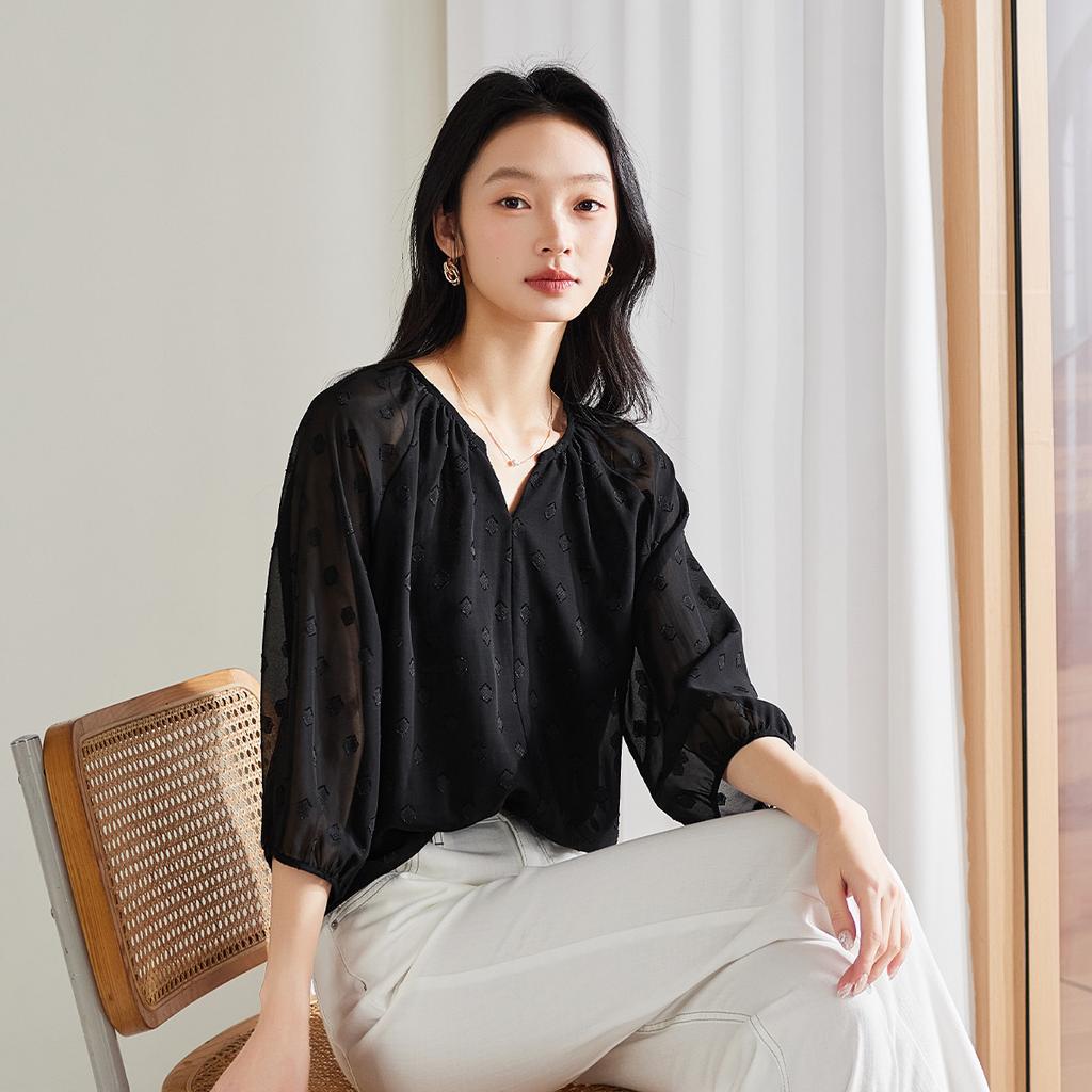 French V-neck Seven Quarter Sleeved Cut Flower Shirt for Women