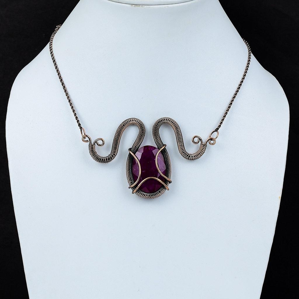 Bijoux de collier faits à la main enveloppés de fil de cuivre pur de pierres précieuses rubis créés en laboratoire