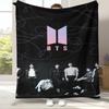 Modische B-BTS Kpop Flanelldecke, Ultraweiche Warme Plüschdecke für Zuhause Schlafzimmer Bett Sofa Abdeckung Büro Camping Picknick Geschenk