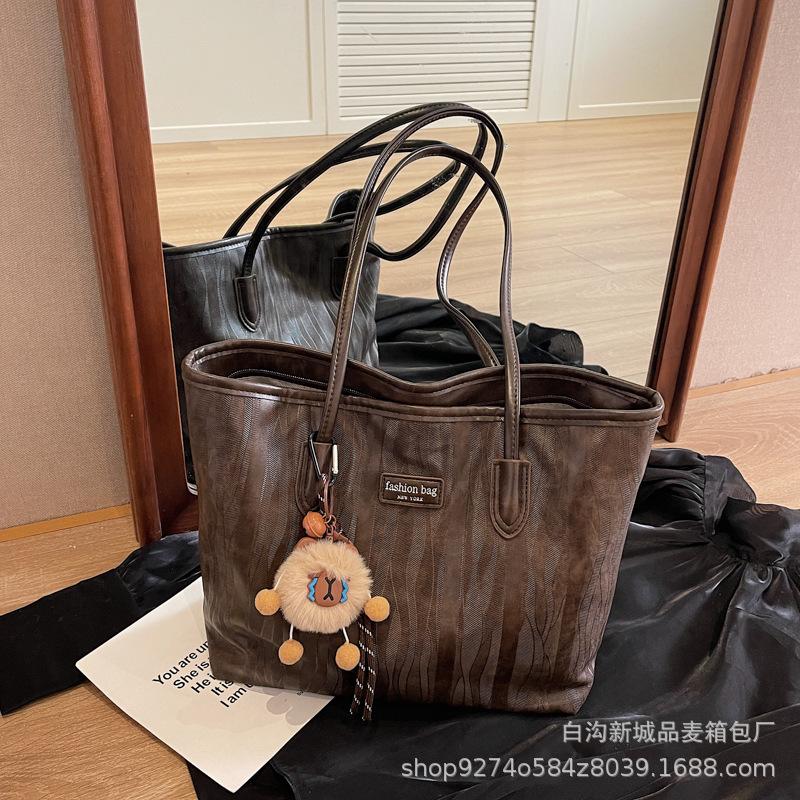

Large capacity bag women s 2025 autumn and winter new handbag commuting texture fashionable foreign style shoulder tote bag темно-коричневого