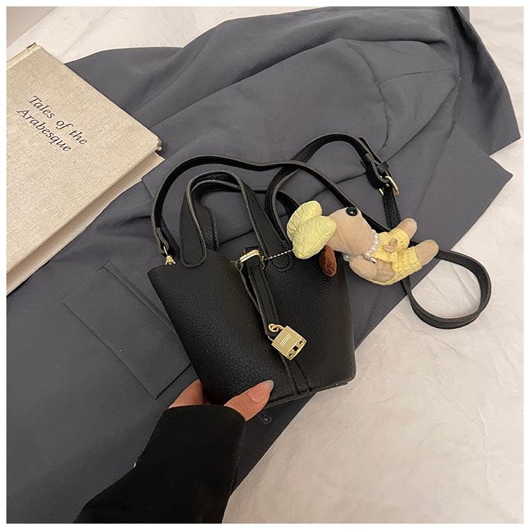 Today's Popular Bags Are Women's New Fashion and High-end Single Shoulder Messenger Bags, Portable Bucket Bags.