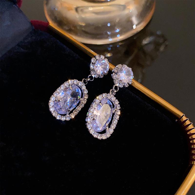 

Квадратні пусети з рожевим перлом, срібною голкою та інкрустацією діамантами: Елегантні, універсальні прикраси для милого та ніжного образу.