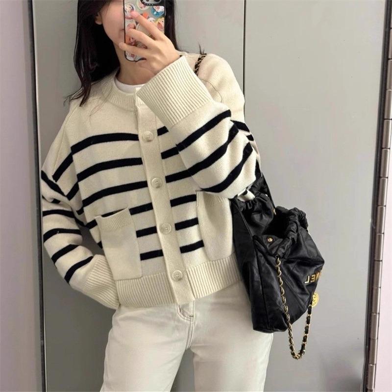 

Crew neck contrasting striped knitted cardigan autumn and winter new casual loose short sweater jacket women One size