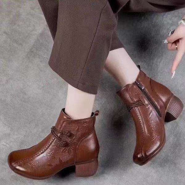 Soft-soled short boots Soft leather autumn and winter new retro engraved short boots Single boots Round head velvet warm leather boots