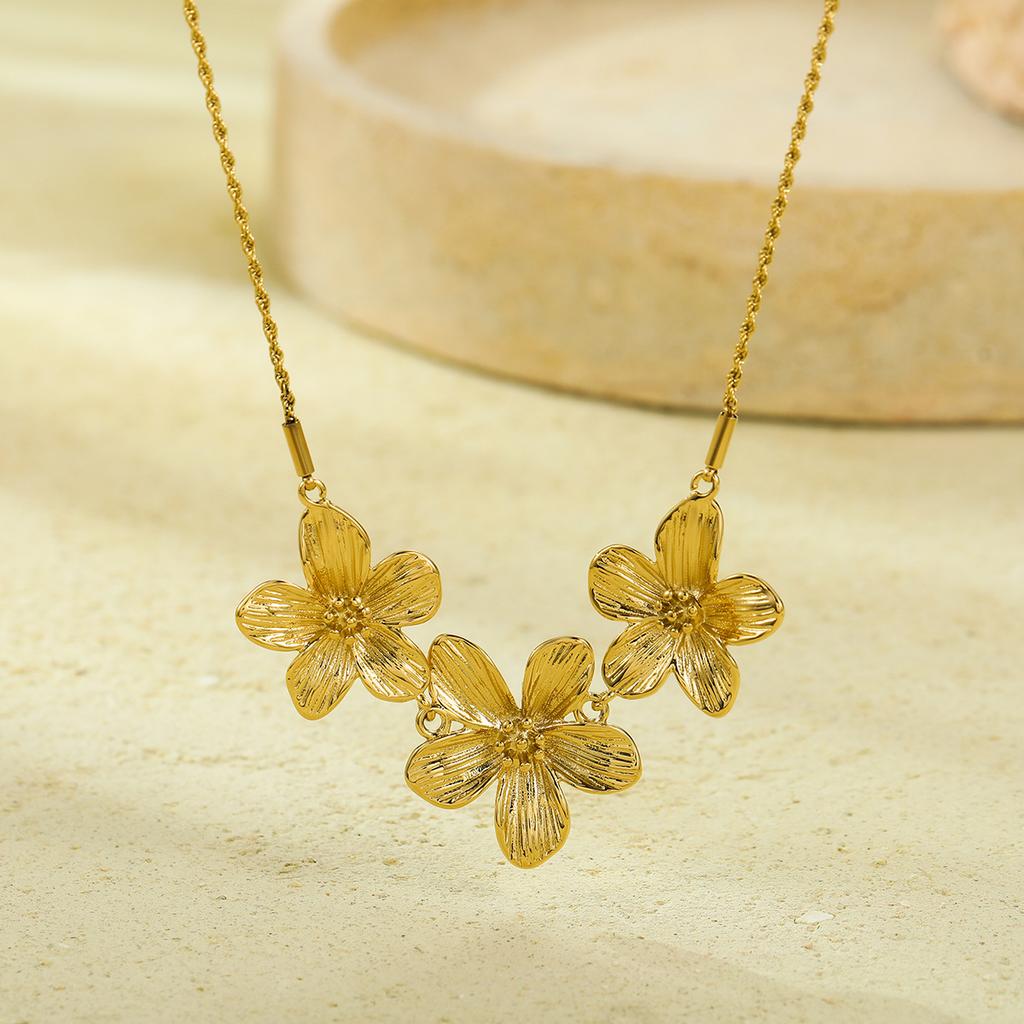 Exaggerated Big Flower Pattern Pendant Necklace for Women New Trend Chain Chorker Accessoriss Stainless Steel Jewelry Party Gift
