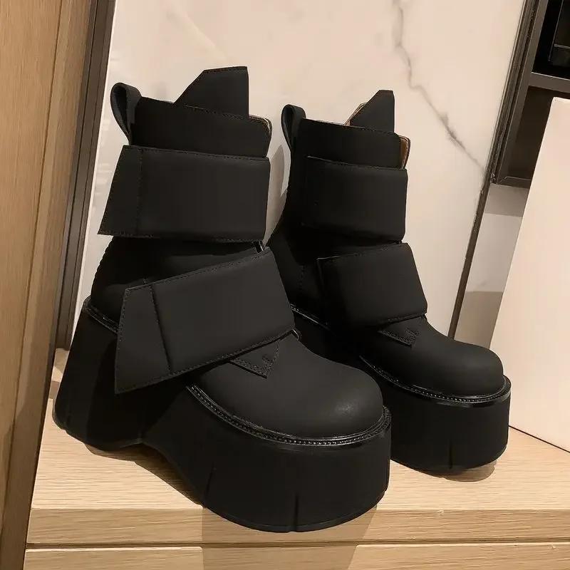 Botas Curtas Femininas de 8cm Novo Estilo Primavera e Outono com Estatura Pequena e Bolo de Esponja para Parecer Magra