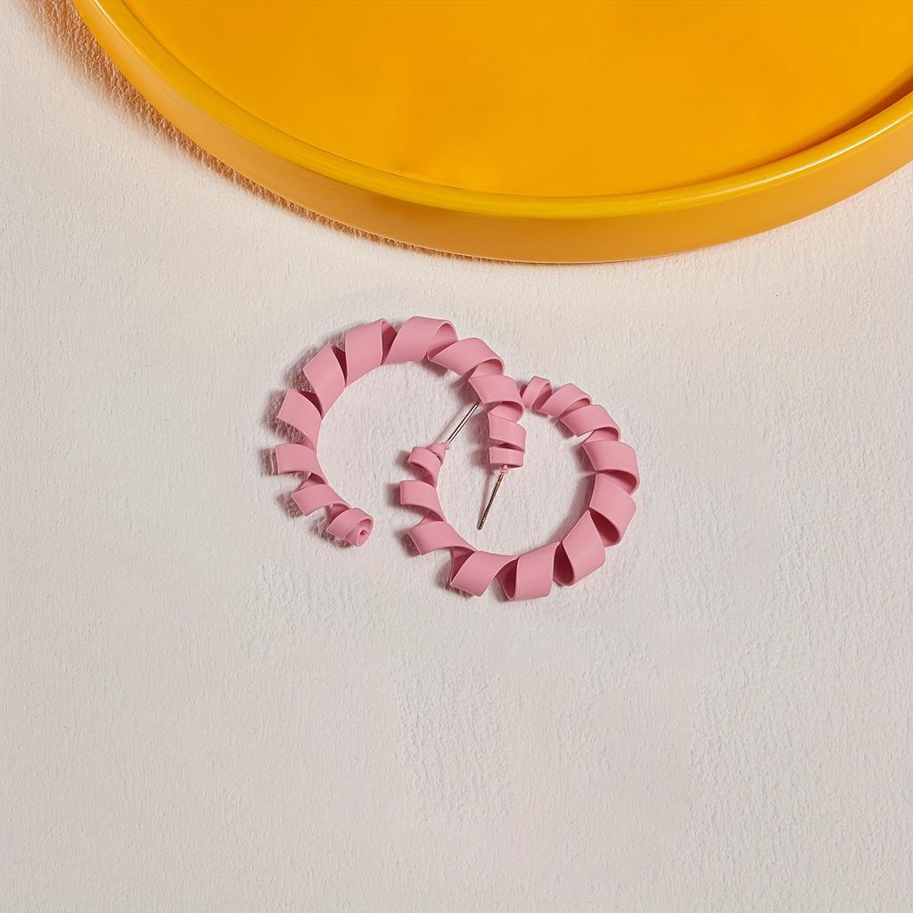 A pair of solid color spiral curl shaped earrings suitable for ladies and girls party vacation New Year gift