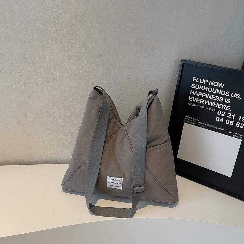 

Летняя новая большая вместительная сумка-шоппер на одно плечо в стиле ленивого ветра из стираной ткани, простая сумка-пельмень для женщины серый