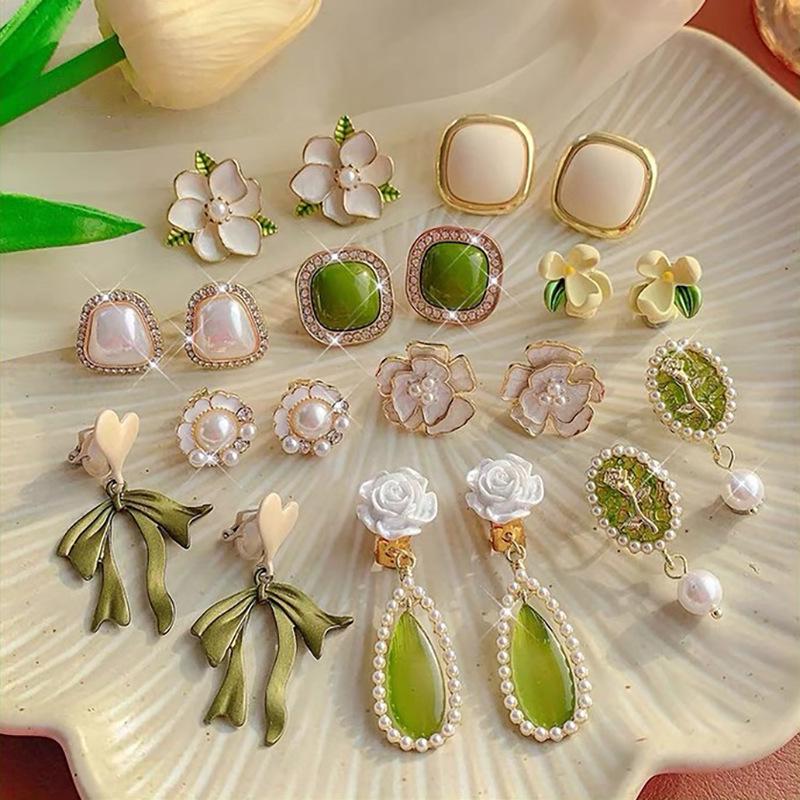 

Silver Needle Fresh Flower Pearl Stud Earrings – Sweet, Versatile Fashion for Women