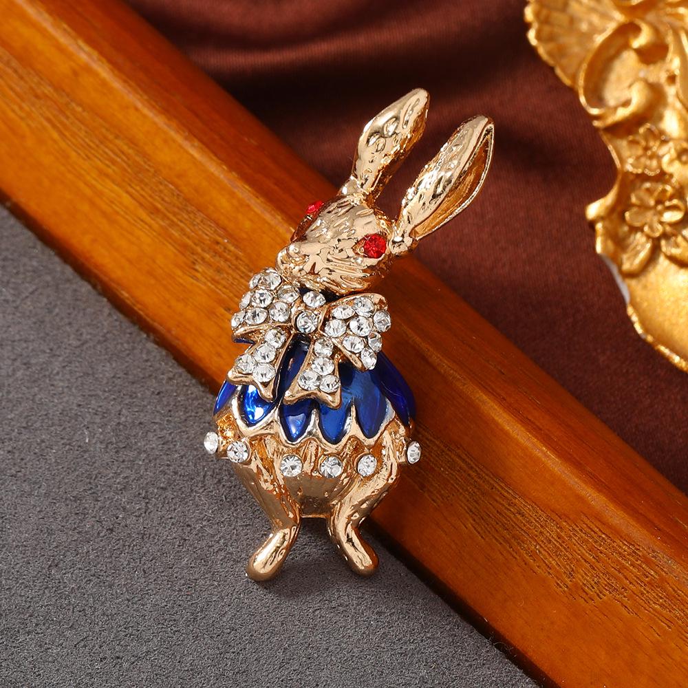 Charming Rhinestone Rabbit Brooch - Retro Zodiac Shawl Pin with Light Luxury Appeal