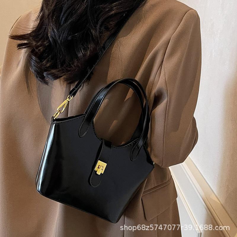 Niche Trend Shoulder Bag 2025 Spring New Bag Women's Fashion Simple Tote Bag Casual Commuter Messenger Bag