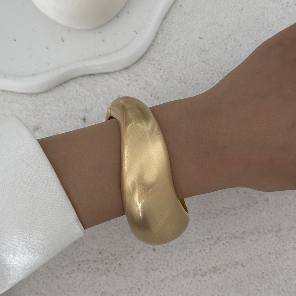 Ingemark Creative Hip Hop Matte Heavy Metal Chunky Spring Bangles for Women New Trend Gold Color Arm Bracelets Grunge Jewelry